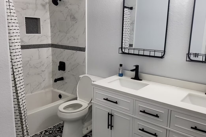 Bath - 4 bedroom house with pool and large backyard