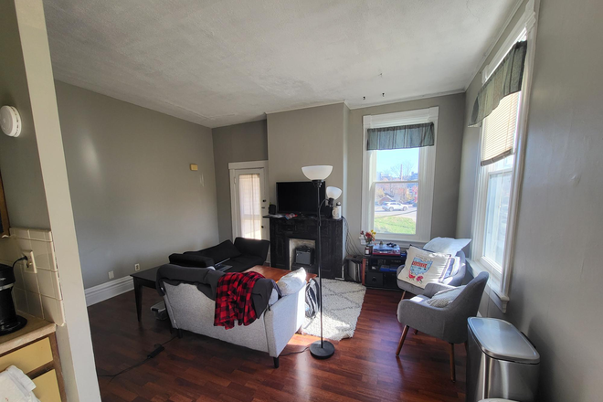 Living Room - 108 W Nixon St, Apt 2