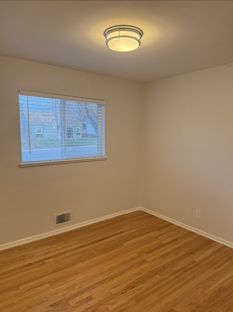 Upstairs Bedroom - Five bedroom well furnished house house - two blocks south of campus!