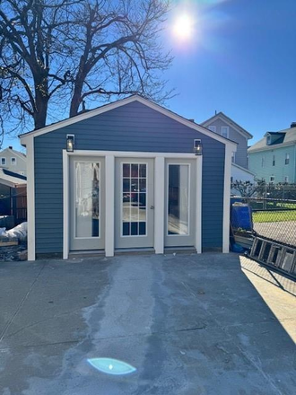 front exterior - Studio apartment/Separate cottage for rent/flexible lease terms/walk to campus