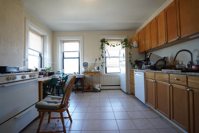 LIVING - BRIGHT AND SPACIOUS 3 BED WITH HEAT INCLUDED! Apartments