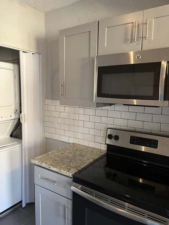 Kitchen - 7355 Lindell, blocks from Campus (walk or take WashU shuttle), on Clayton border Apartments