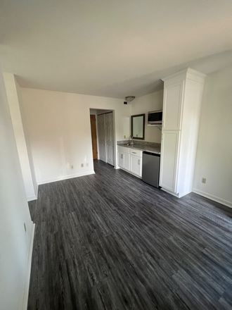room at your own entrance - Furnished Summer Sublet at Gold Line Stop, 5 min Walk to Law School