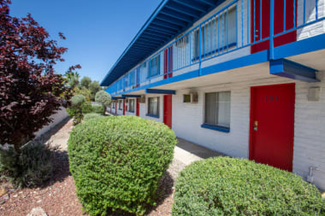 Landscaping - Studio Sublease Available – August to September 5  - 15-minute walk to the U of A Apartments