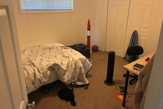 The room for sublet. - Timber Ridge Apartments, very close to campus