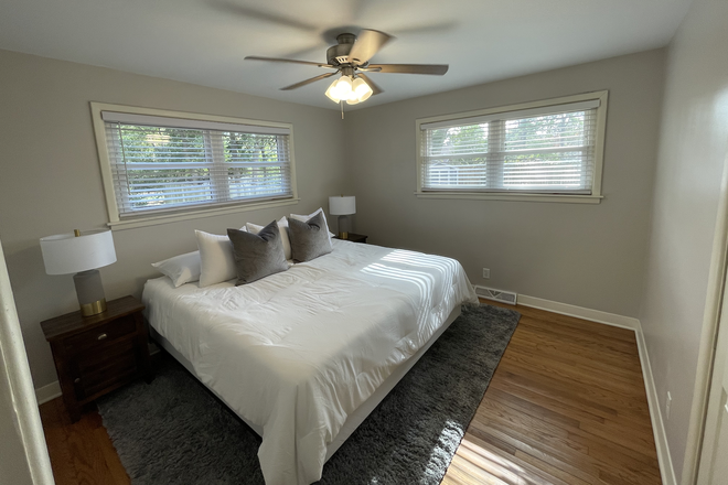 Primary Bedroom with King Mattress - Casa Blanca - Beautiful Home Close To Downtown