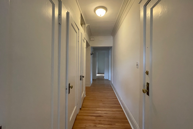 Entryway - Spacious 3BR/2BA with in-unit laundry - Evanston's best location Apartments