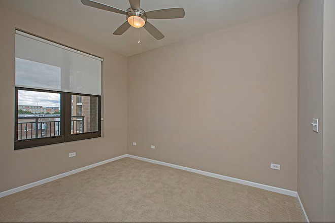 Bedroom w balcony & city view - 1 Br/1 Ba sublet one mile from campus Apartments