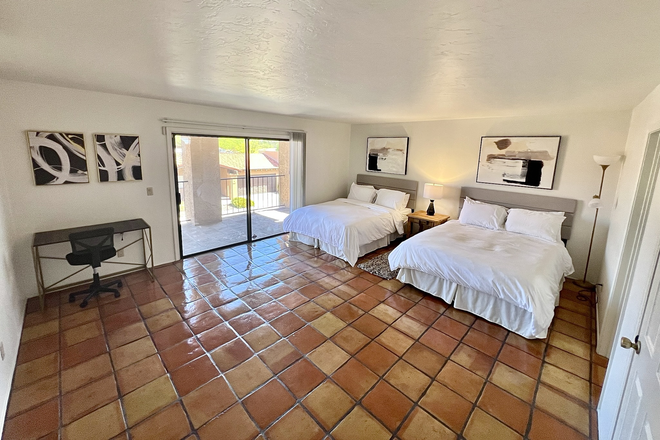 Upstairs bedroom (2 queen beds) with en-suite bathroom - Furnished 3-BR Tucson home - Mtn Views Near UofA