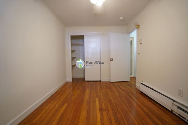 1 - $3050 | Spacious 1 Bed near Emerson | 07/01 | Water Included | Cats OK Apartments