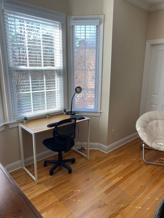 Work desk in room - Charming Private Room in Emory Parc Place Townhome