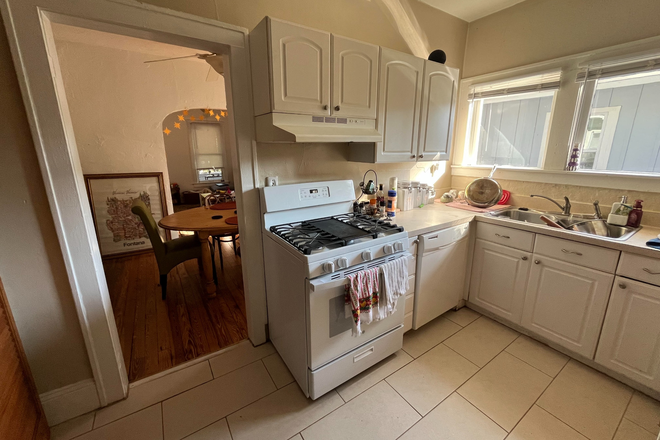 kitchen - Cozy 2 bedroom 1 bathroom 2 minute drive from campus House