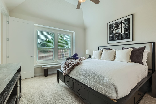 MAIN BEDROOM W/ CAL KING BED - SCHOLARS_HOUSE