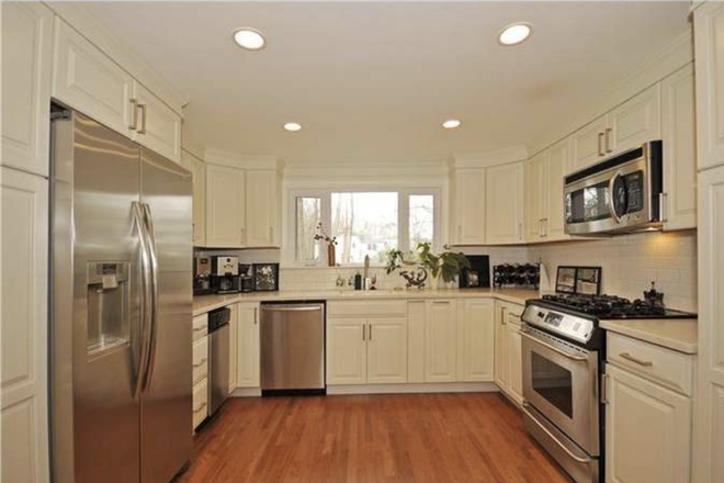 Shared Kitchen - Furnished room for female PU affiliate-Berrien Ave-Princeton