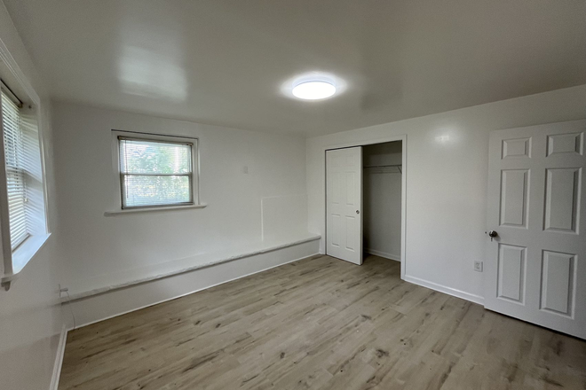 Bedroom - Near Campus, convenient public transit, fully furnished room in a single house.