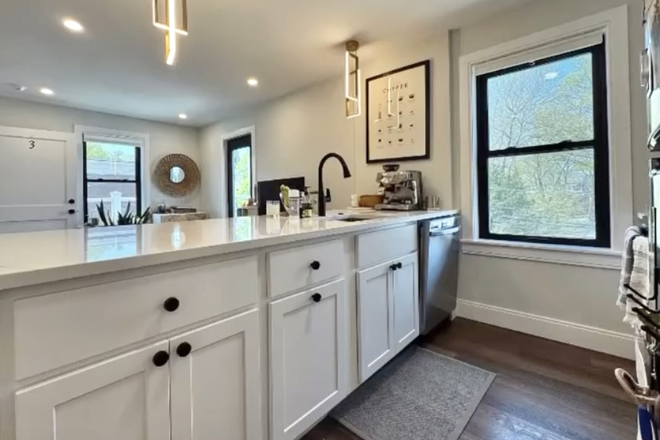 . - STUNNING 3 BED 3 BATH IN OAK SQUARE WITH IN-UNIT LAUNDRY! AVAIL 9/1/2026!!! Duplex