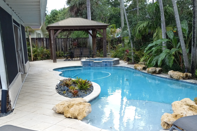 Pool and jacuzzi with surround sound system, BBQ grill, smoker grill and gas light tiki torches - Luxurious tropical pool home to share near Nova University.