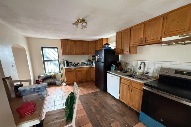 Call NOW for showings! 617-236-8600 - ALLSTON ST - HUGE 2 FLR DUPLEX 5BR AVAIL *9/1/2026* W/ LNDRY IN BLDNG, 2 BATHS, EIK, DW NEAR MBTA B!