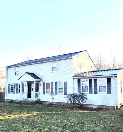 Front of property - 825 Main St Amherst Duplex side B - 4 minutes from campus and on bus route Rental