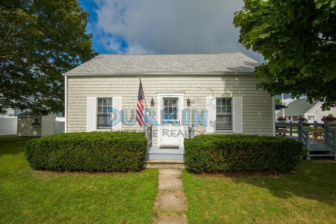 front - Two bedroom close to Scarborough Beach, 7 miles to URI Campus House