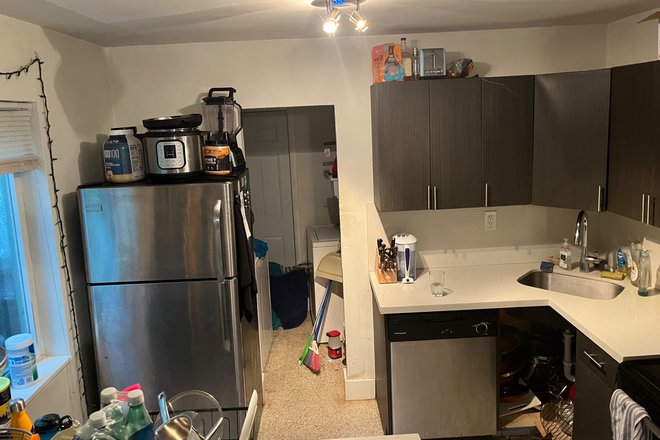 Kitchen, back room has laundry - Roommate for Duplex 2/1 Duplex
