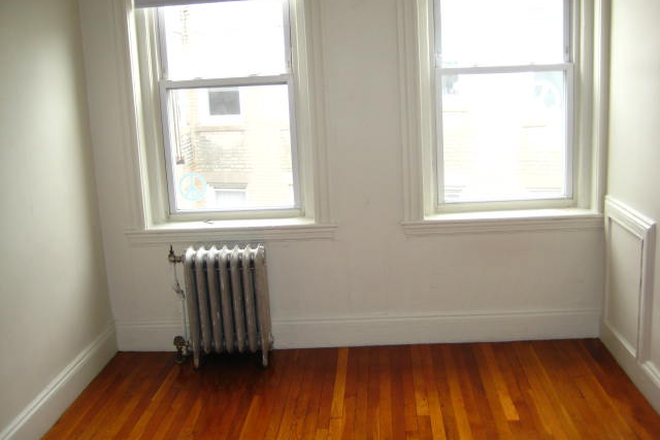 Hub Realty - Lovely one bedroom, with large kitchen and dining area, near campus Apartments