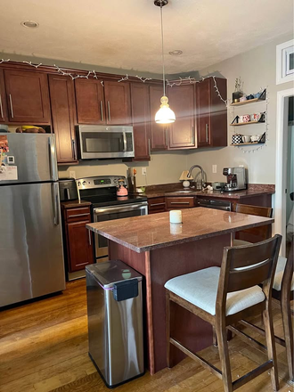 Call NOW for showings! 617-236-8600 - HULL ST - FRONT FACING 3RD FLR 3BR/1BA AVAIL *9/1/2026* ON SIDE ST W/ IN UNIT LNDRY, H&HW INC, DW