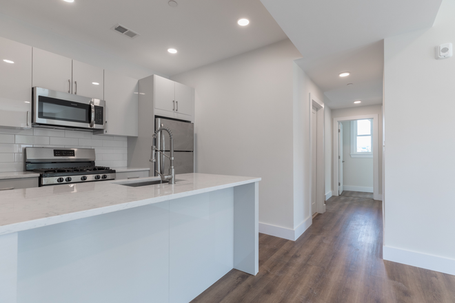 - - 3 bed / 2 bath apartment with an easy commute to UMass, ideal for off-campus living.