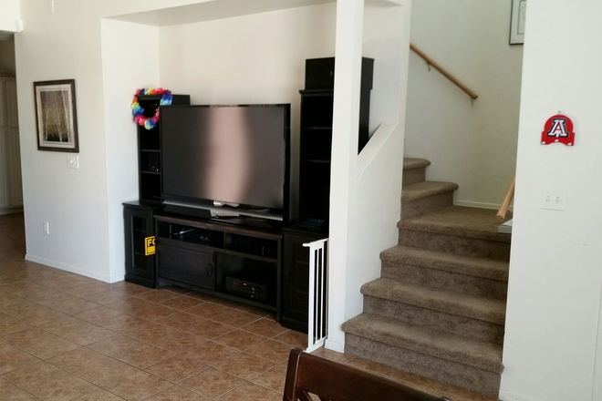 Living Room with TV nook - Large 2-story, 5 Bedroom Home - ONLY $600pp