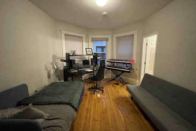 Living Space - Spacious Studio on Hemenway! Apartments