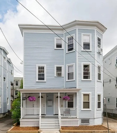 Building - Cambridgeport (very near campus) 3 bed / 1 bath recently renovated with in-unit laundry and parking Condo