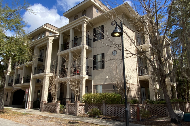 Exterior, 3rd-floor, corner unit. - St Charles