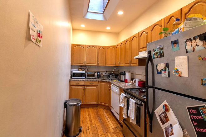 Kitchen - Spacious / Modern 3 Bed / 2 bath on Gibbs! Apartments