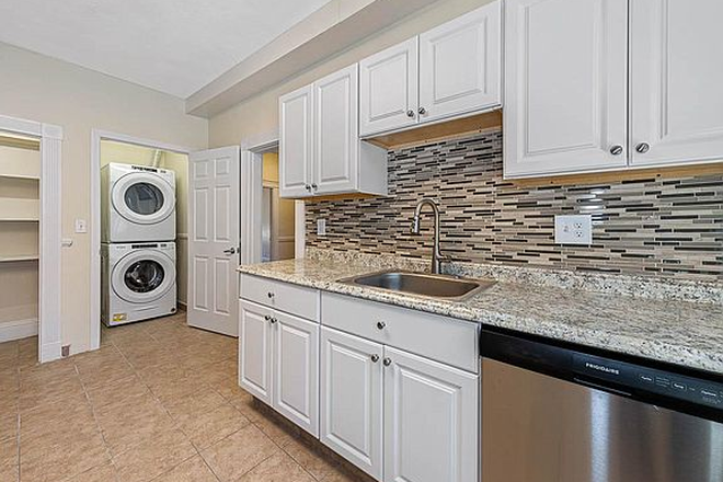 LIVING - SPACIOUS 3 BED/1 BATH WITH IN UNIT WASHER/DRYER! AVAIL. 9/1/25! Apartments