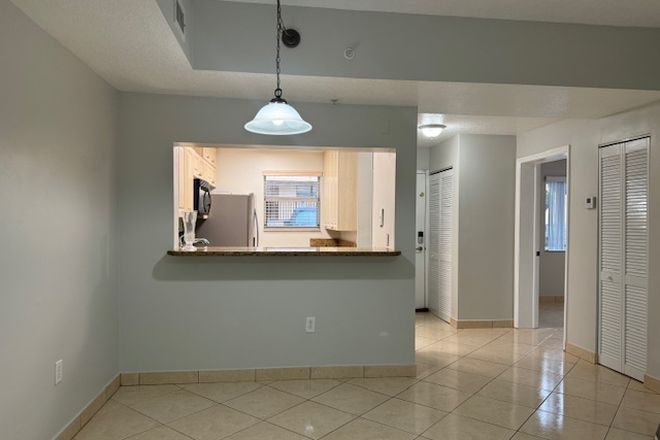 Dining/Kitchen - Spacious 3 bedroom condo close to campus