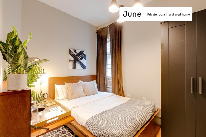  - Private bedroom in 4 bed/1.5 bath Home