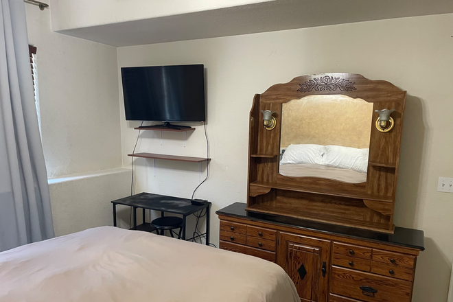 Bedroom - Roommate to share townhome close to hospital row