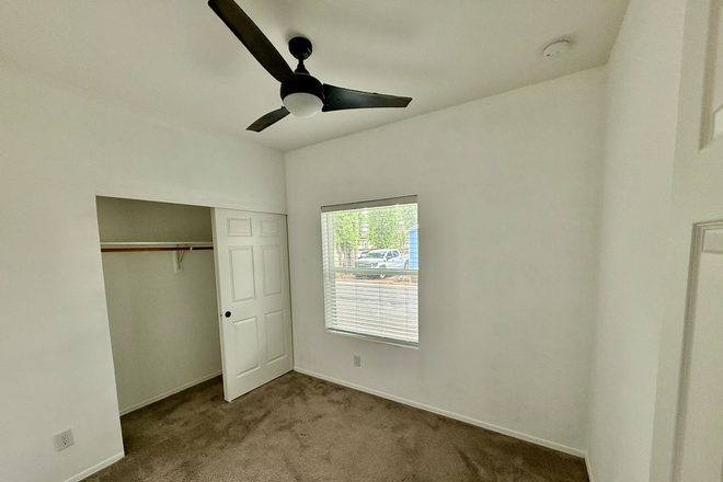 Bedroom - Manufactured home 1.5 miles from Campus