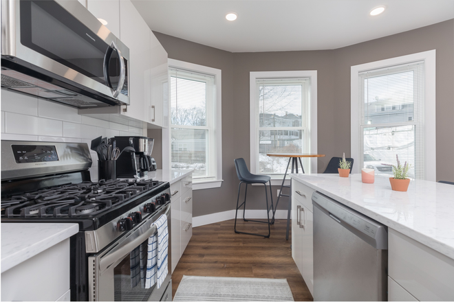 - - 5 bed / 5 bath apartment with an easy commute to UMass Boston, ideal for off-campus living.