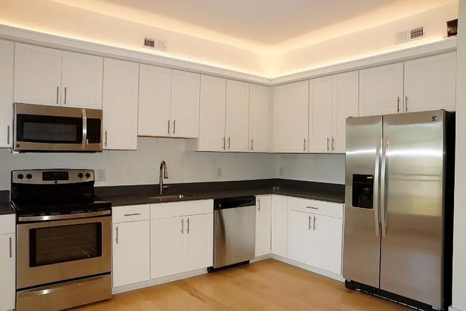 Kitchen - 1745 Allied St McIntire Plaza