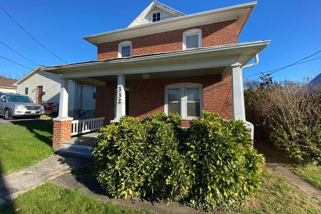 Front - Downtown home for rent for the upcoming school year!