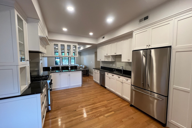 Kitchen - Modern 5 Bed 2.5 Bath with IN UNIT LAUNDRY Close to Campus! Condo