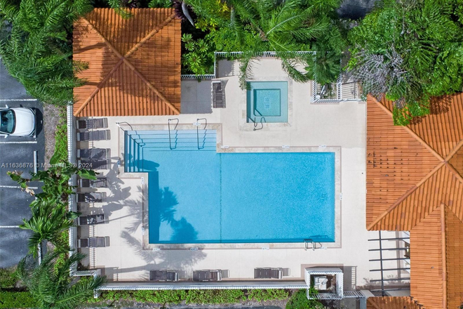 Community Pool - Off-Campus Dorm 1/1 6 miles Distance to UM Townhome