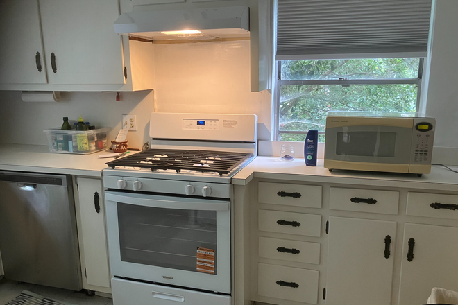 Kitchen w/ new stove - Awesomely Large and Sunny apartment Close to Emory & Ga State