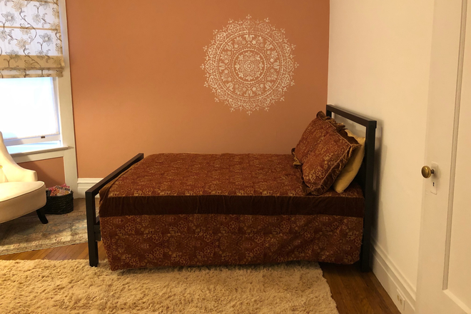 Bedroom - Quiet Furnished Room – Perfect for Grad Student / Teacher / Professional Apartments