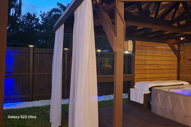 Outside living - An Oasis 2 walking blocks from UM Duplex