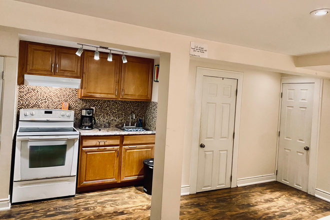 YOur Kitchenette - Close to Subway Appr 700 sq/ft. Separate Entrance Studio+Den Furnished, utilities+Internet Include House