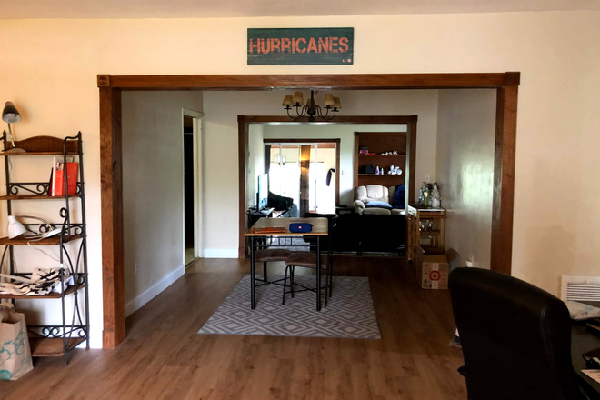 Dining area - CG House / 1.1 miles from Campus/Updated and Furnished