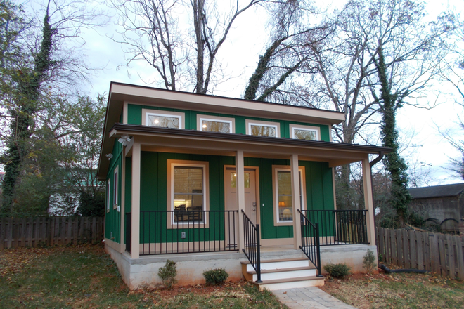 Front View - New cottage near UVA hospital, UVA grounds, university amenities, wineries! House