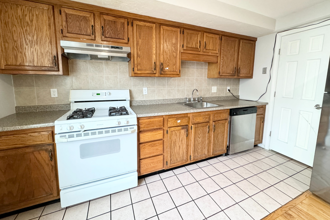 Kitchen - Room for Rent! 4 Floors of Living | Laundry in Unit | Hardwood | Walk to JFK/Umass Apartments